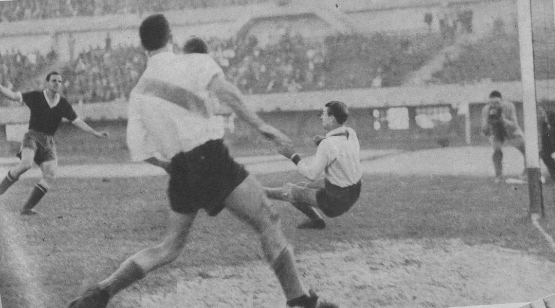 Imagen Por segunda vez Zorrilla, que no aparece en la foto, bate al arquero local. He aquí el momento en que la pelota va a escapar al control de Rodríguez, que fue lo mejor de su equipo. 