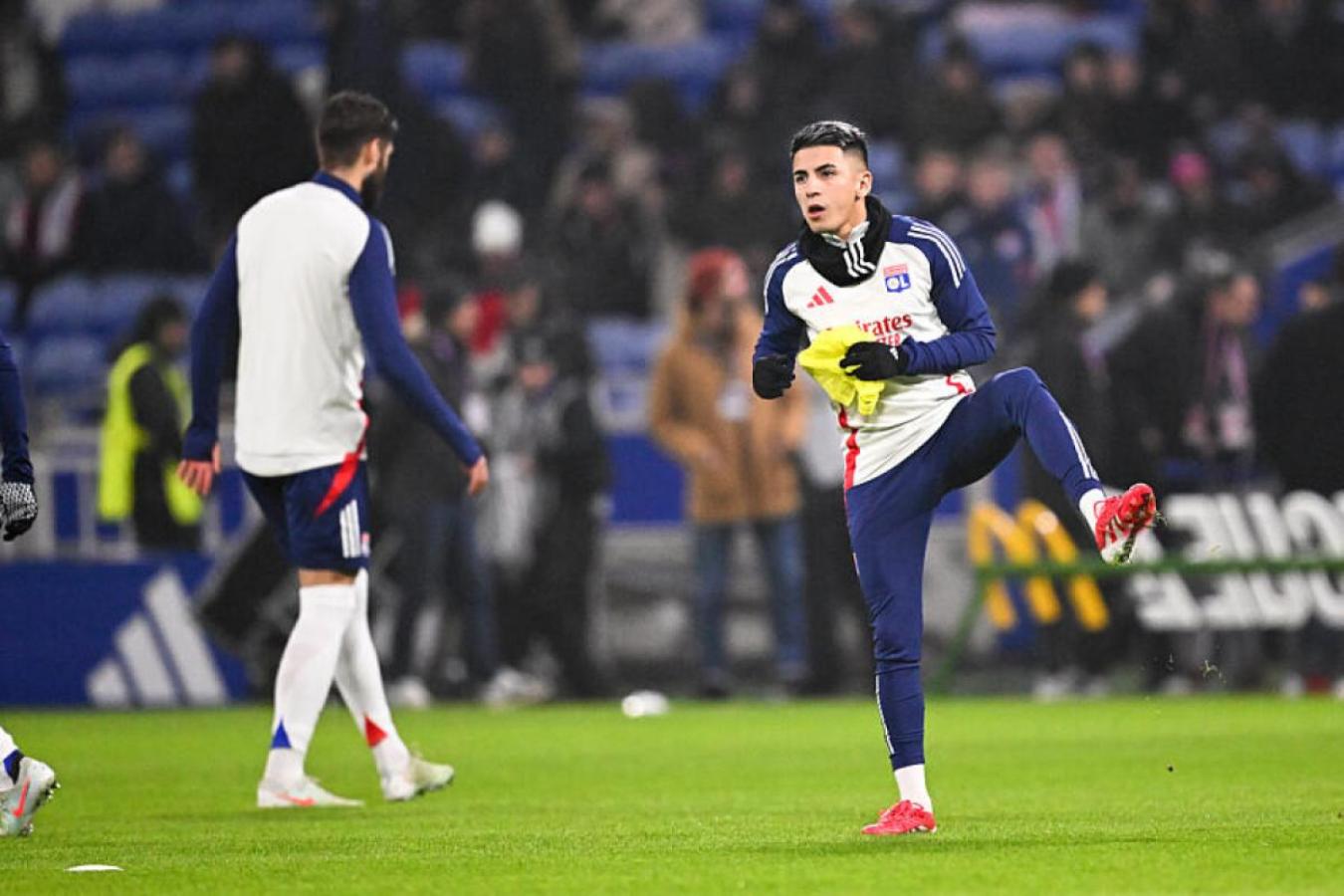 Imagen Almada hizo el calentamiento previo con sus compañeros pero no sumó minutos ante Toulouse.