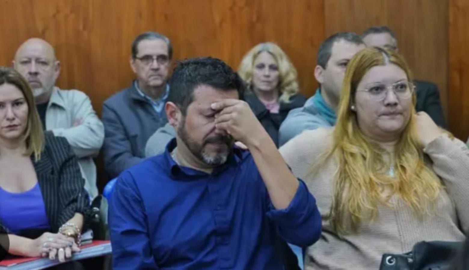 Imagen Uno de los hijos del Trinche Carlovich escucha emocionado la condena para el asesino de su padre.