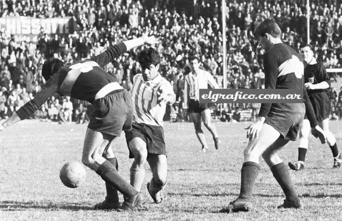 Imagen Batallando contra Rattín, con la camiseta de Racing. 