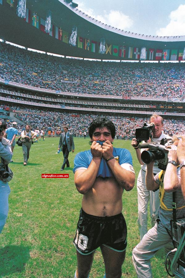 Imagen Para la posteridad. Maradona besa la camiseta Argentina.