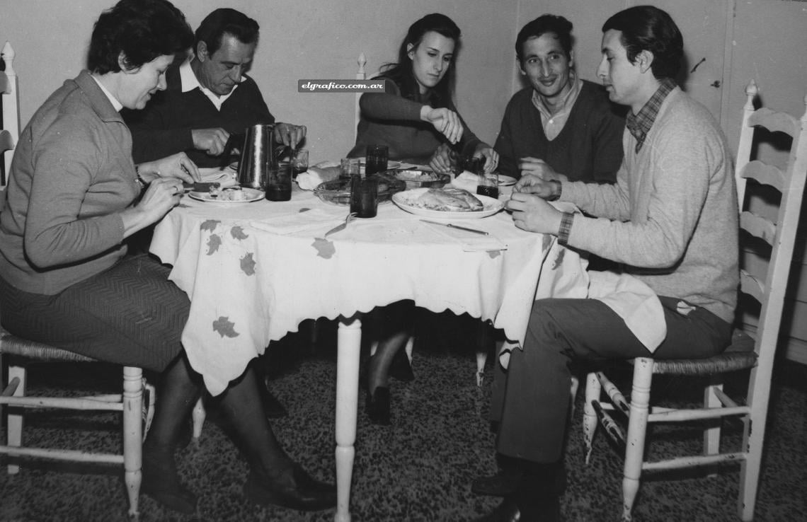 Imagen La mesa familiar. Con sus suegros; su esposa, Liliana Martino, y su cuñado. Así transcurre la intimidad diaria de quien, a los 27 años (27-10-1941), es la figura de mayor repercusión popular que ha dado el deporte de Bahía Blanca. Nadie lo puede discutir... 