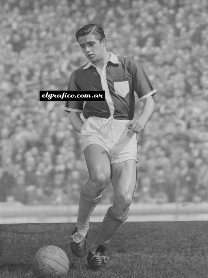 Imagen En el mismo año de esta nota (1960) pasó de Ferro a Boca Juniors junto con Antonio Roma. Jugó dos mundiales por la selección nacional (62 y 66) siendo considerado en Inglaterra 1966 el mejor 3 del torneo..