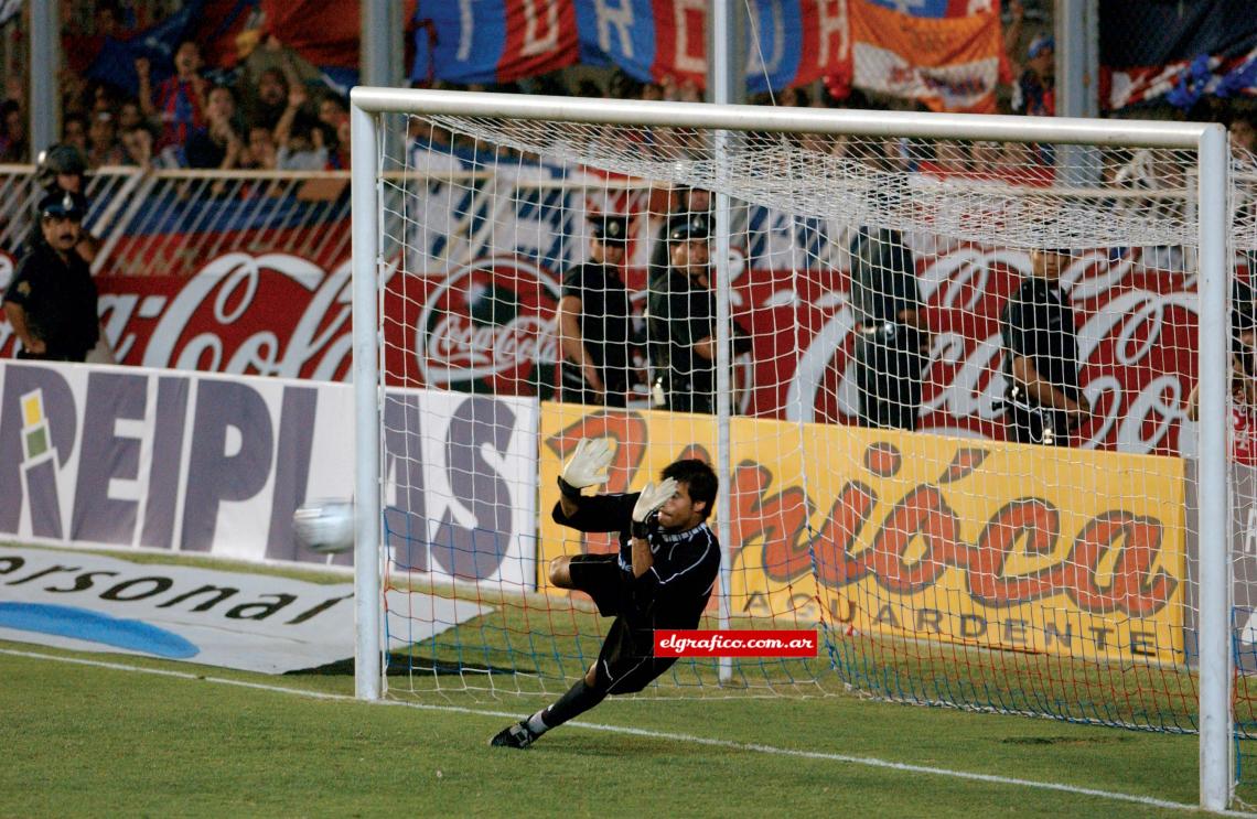 Imagen Mercosur. Las manos mágicas de Saja hicieron posible que se pudiera lograr el primer título internacional. Debió haber sido el 19 de diciembre de 2001, pero la crisis obligó a esperar más de un mes. En pleno verano, el arquero goleador frustró a Flamengo y fue el delirio.