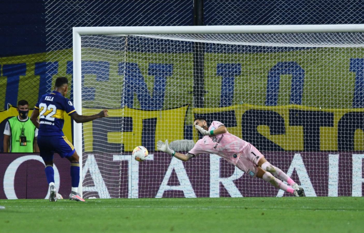 Imagen El gol que definió la serie. Villa, de penal, pone el 2-0 para Boca en la Bombonera.