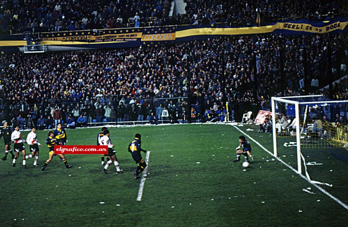 14 de julio de 1996. Caniggia recoge el rebote del penal que acaba de marrar Maradona y convierte el cuarto gol de Boca en el 4-1 frente a River del Clausura ’96. Ese día hizo tres y fue su mejor partido con la azul y oro. “Es la primera vez que hago tres goles en un partido”.
