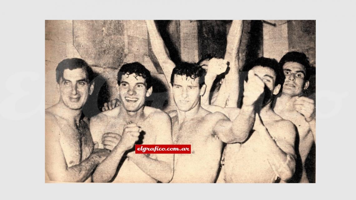 Imagen Morelli, Murúa, Topini, Garro y Romani celebran bajo las duchas.