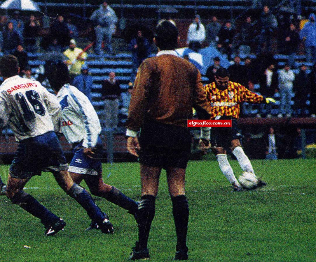 El encargado era Trotta, pero finalmente el arquero fue a patearlo.