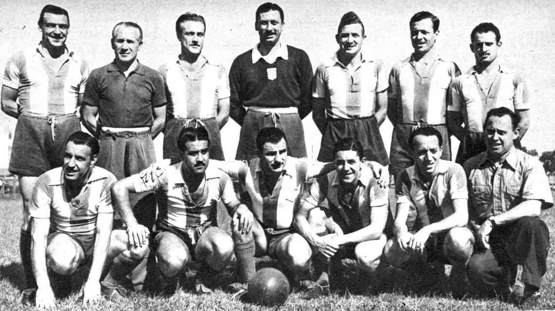 Imagen Equipo de Racing que venció a Boca Juniors por 2 a 1, conquistando el título. De pie: Fonda, Stábile, García, Rodríguez, Rastelli, Palma y Gutiérrez. Agachados: Salvini, Méndez, Bravo, Simes, Sued y D'Amico, preparador físico.