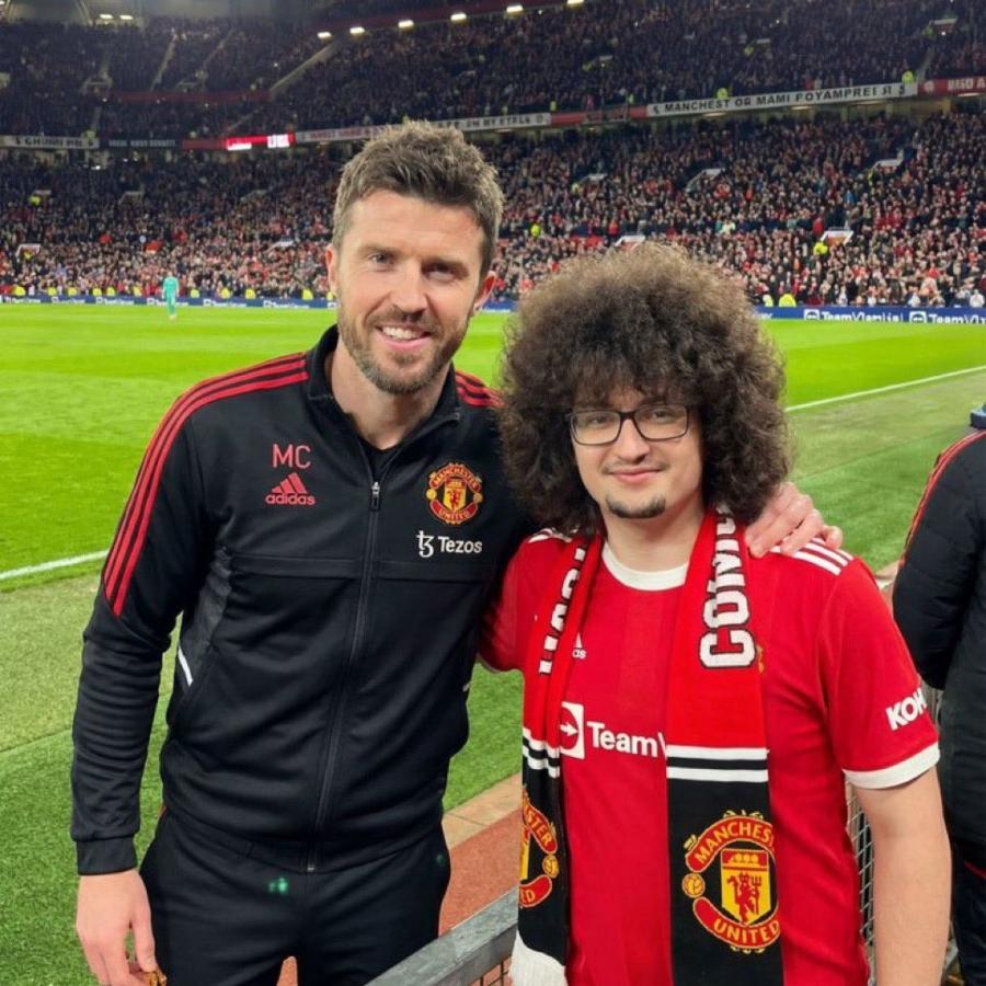 Imagen Michael Carrick, DT de Manchester United y Frank Ilett, el hincha viral, en Old Trafford.
