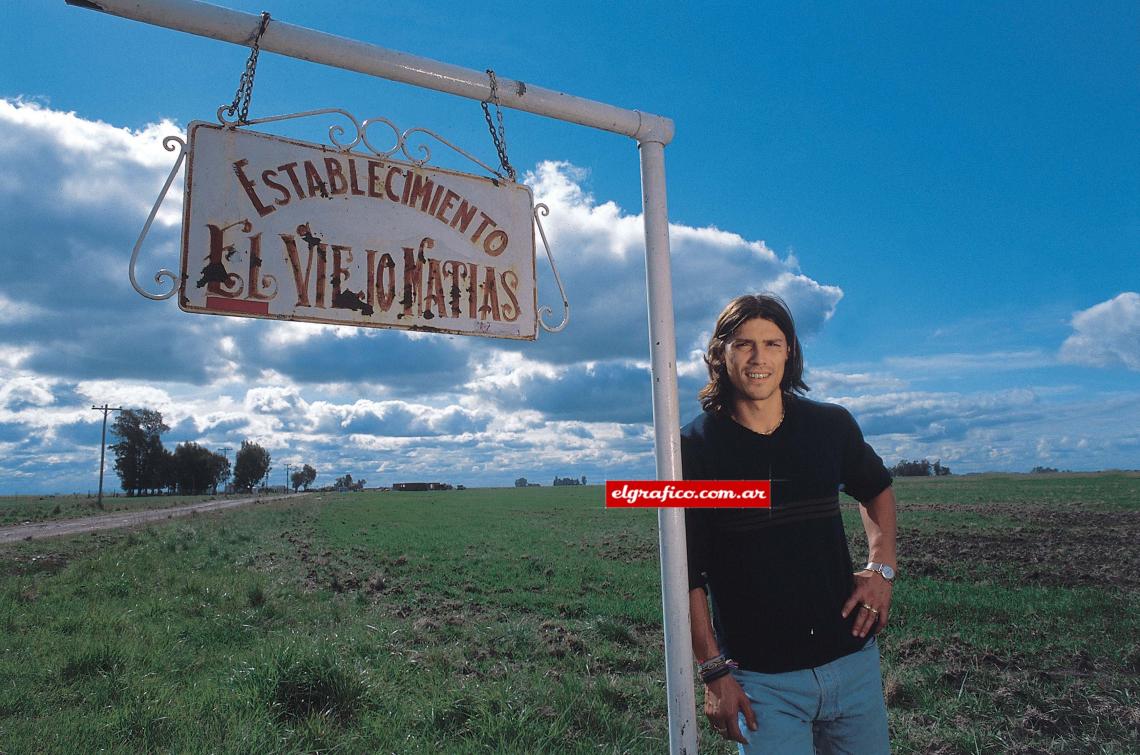 Imagen Matías en el campo que bautizó con su nombre.