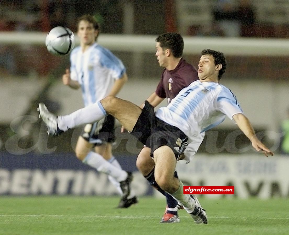 Como siempre, Mascherano dejando hasta la último gota de sudor para quedarse con la pelota. En esta oportunidad con la camiseta de la Selección frente a Venezuela.