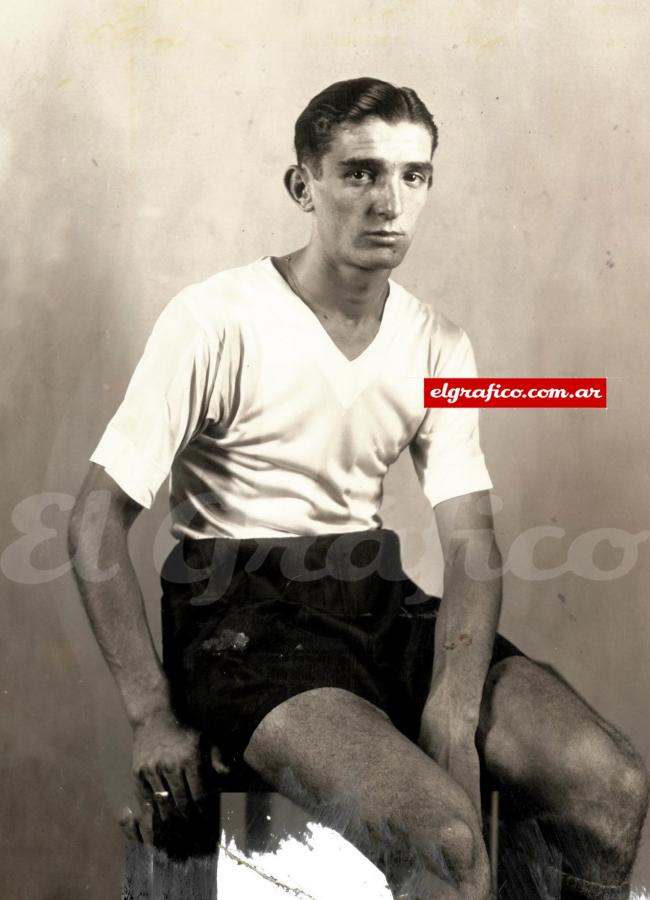 Imagen Vicente de la Mata jugó en Central Córdoba, Independiente y Newell´s Old Boys. En el Rojo jugó desde 1937 hasta 1950, disputó un total de 362 partidos y convirtió 151 goles.