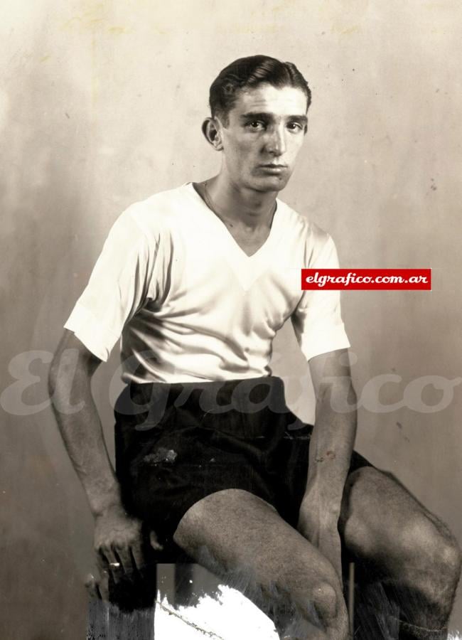Vicente de la Mata jugó en Central Córdoba, Independiente y Newell´s Old Boys. En el Rojo jugó desde 1937 hasta 1950, disputó un total de 362 partidos y convirtió 151 goles.