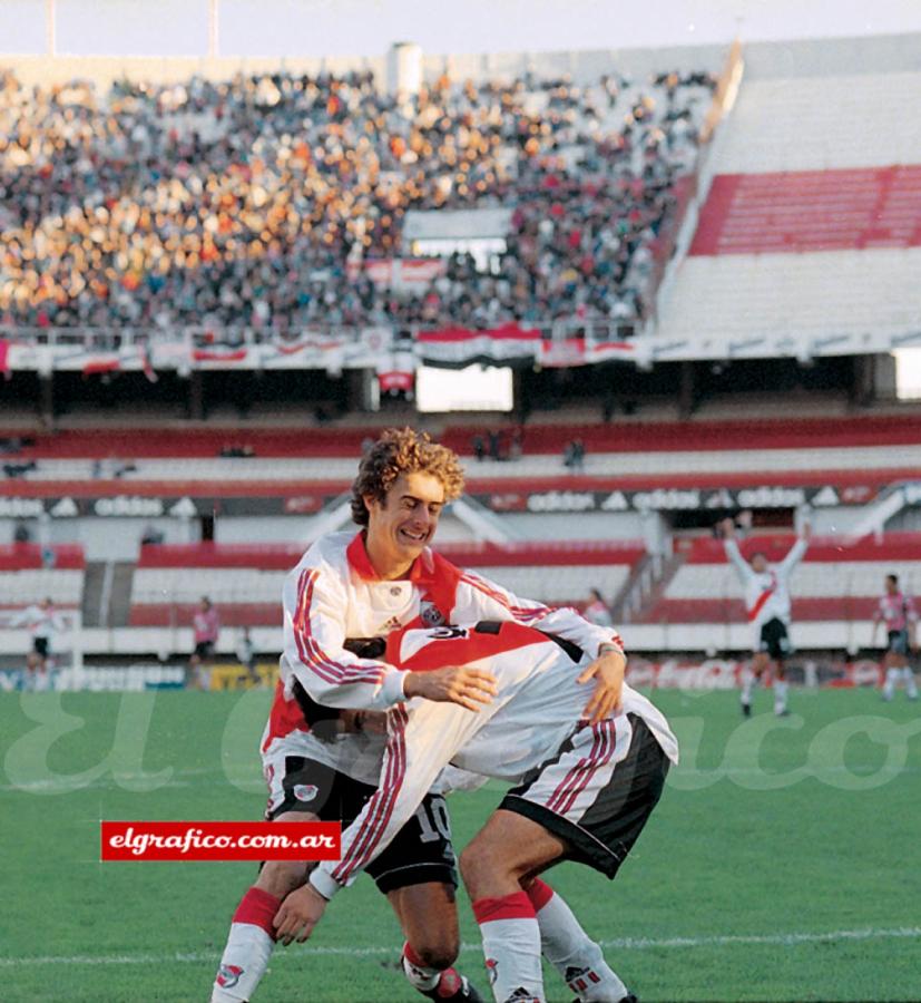 Imagen De River fue transferido al Valencia, donde jugó desde el 2001 hasta el 2006. Luego jugó en Zaragoza, Benfica y Johor Darul Takzim (Malasia).