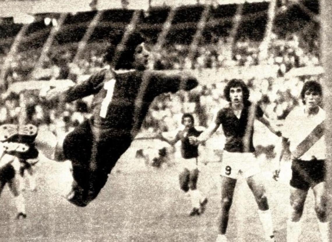 Vuela Fillol, lo miran Passarella y Valdano. Ganó Newell's 4-1, Jorge hizo dos goles. 1975.