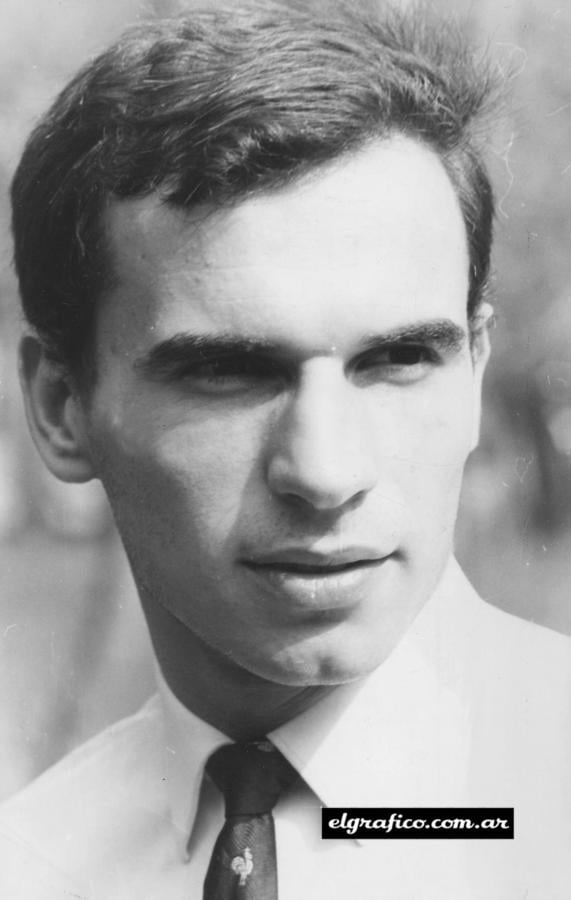 Imagen Juan Echecopar, el delantero figura de Estudiantes posa para El Gráfico.
