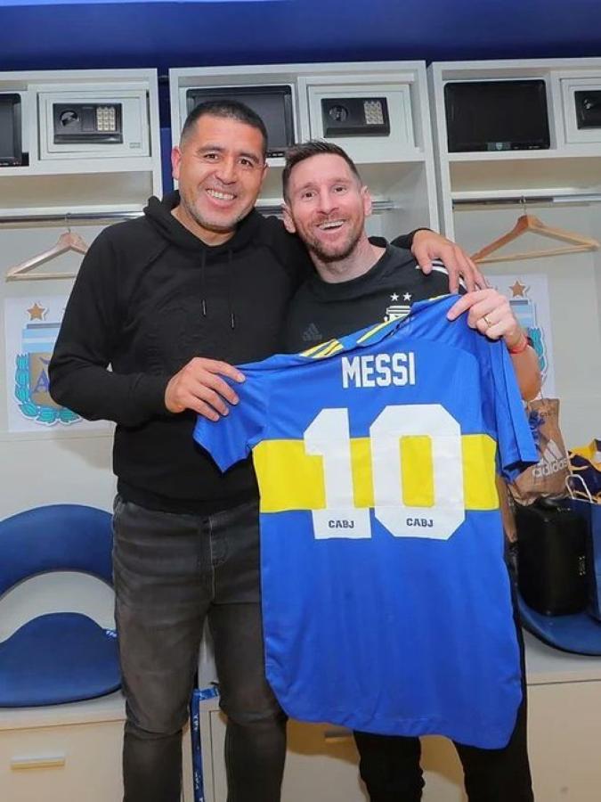Imagen En marzo de 2022, Riquelme le obsequió a Messi la remera de Boca luego de una visita de la Selección a La Bombonera (Todo Sobre Roman)