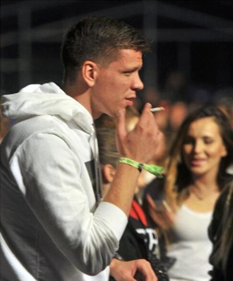 Imagen Szczesny no puede dominar su adicción al cigarrillo.
