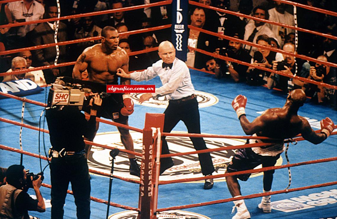 La potencia de Tyson hizo que Holyfield quede contra las cuerdas.