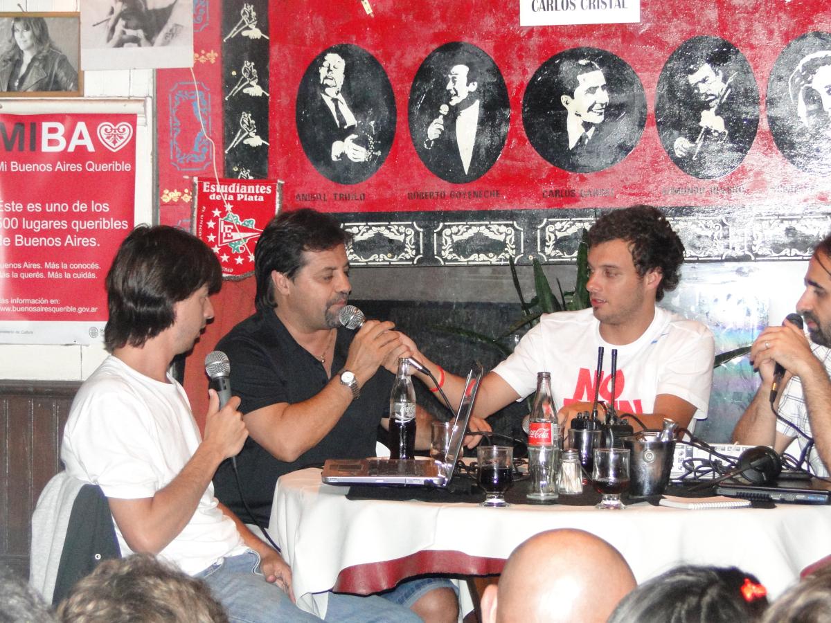 Imagen Anselmi en su faceta de periodista deportivo y una entrevista a Ricardo Caruso Lombardi.