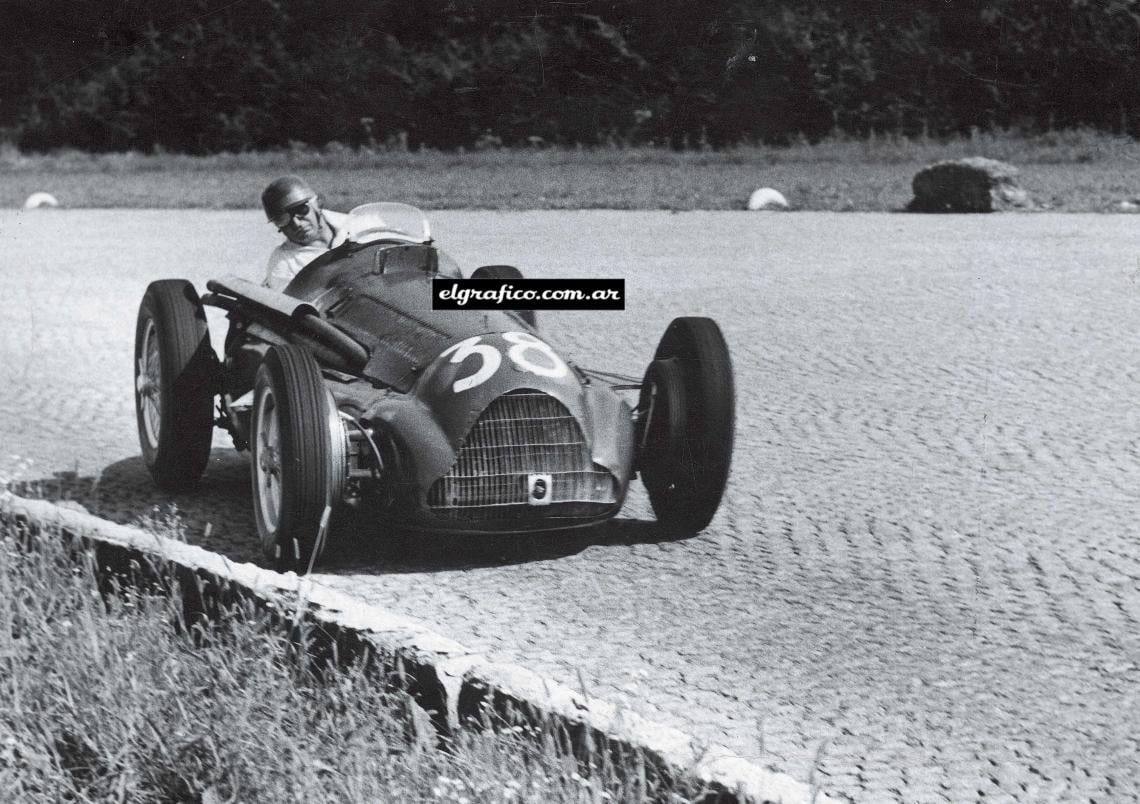 Imagen Fangio y su primer auto en la máxima categoría, la Maserati con la que se impuso en el Gran Premio de Francia, corrido en el circuito de Pau, el 18 de abril de 1949. Era su segunda presentación en la Fórmula 1 y su segundo triunfo. Un verdadero monstruo.