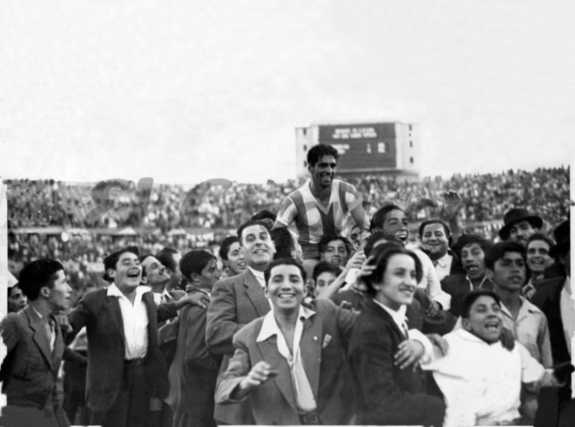 Los hinchas celebran junto a Rinaldo Martino la obtención del Sudamericano de 1945.