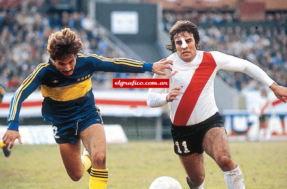 Imagen Con la camiseta de River, peleando la pelota con Pasucci. Regresó de España y jugó entre 1980 y 1981. Tiempo de esplendor en el Barcelona. Su potencia y gol encandiló a los catalanes.