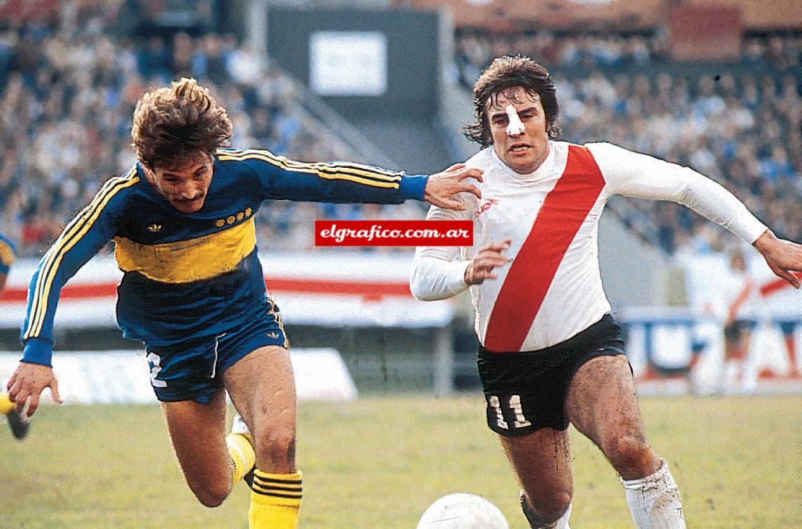 Con la camiseta de River, peleando la pelota con Pasucci. Regresó de España y jugó entre 1980 y 1981. Tiempo de esplendor en el Barcelona. Su potencia y gol encandiló a los catalanes.