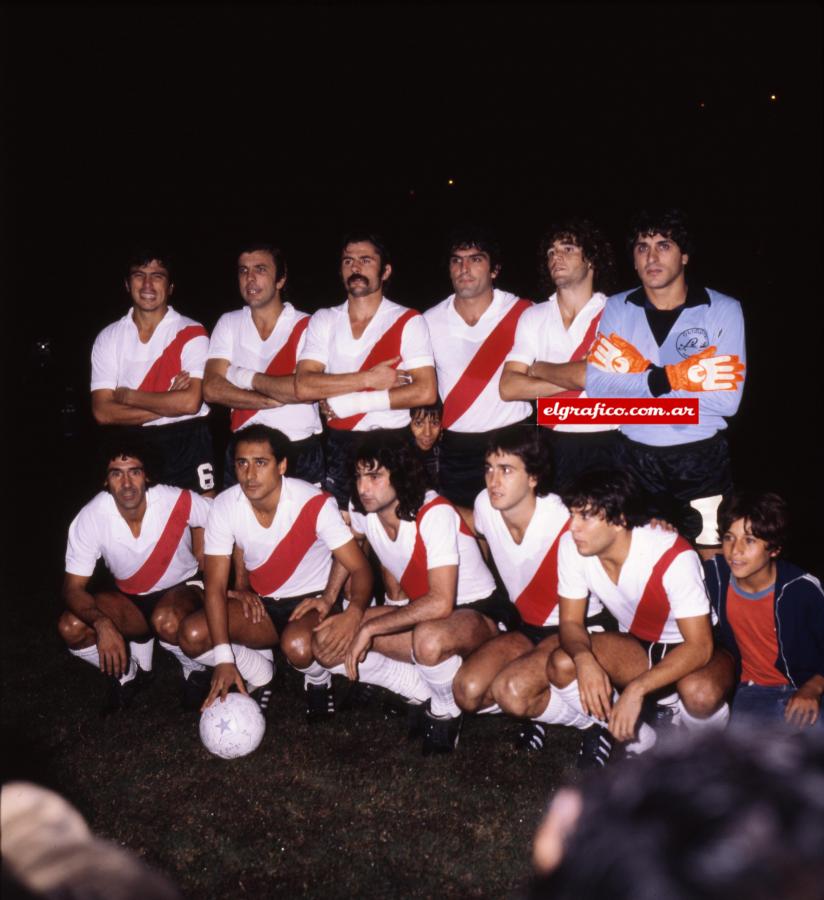 Imagen Una de las formaciones de River Campeón Nacional 1981: Passarella, Merlo, Saporiti, J. Pavoni, Tarantini y Fillol. Agachados: P. Gonzalez, J.J.López, Kempes, Alonso, Commisso.