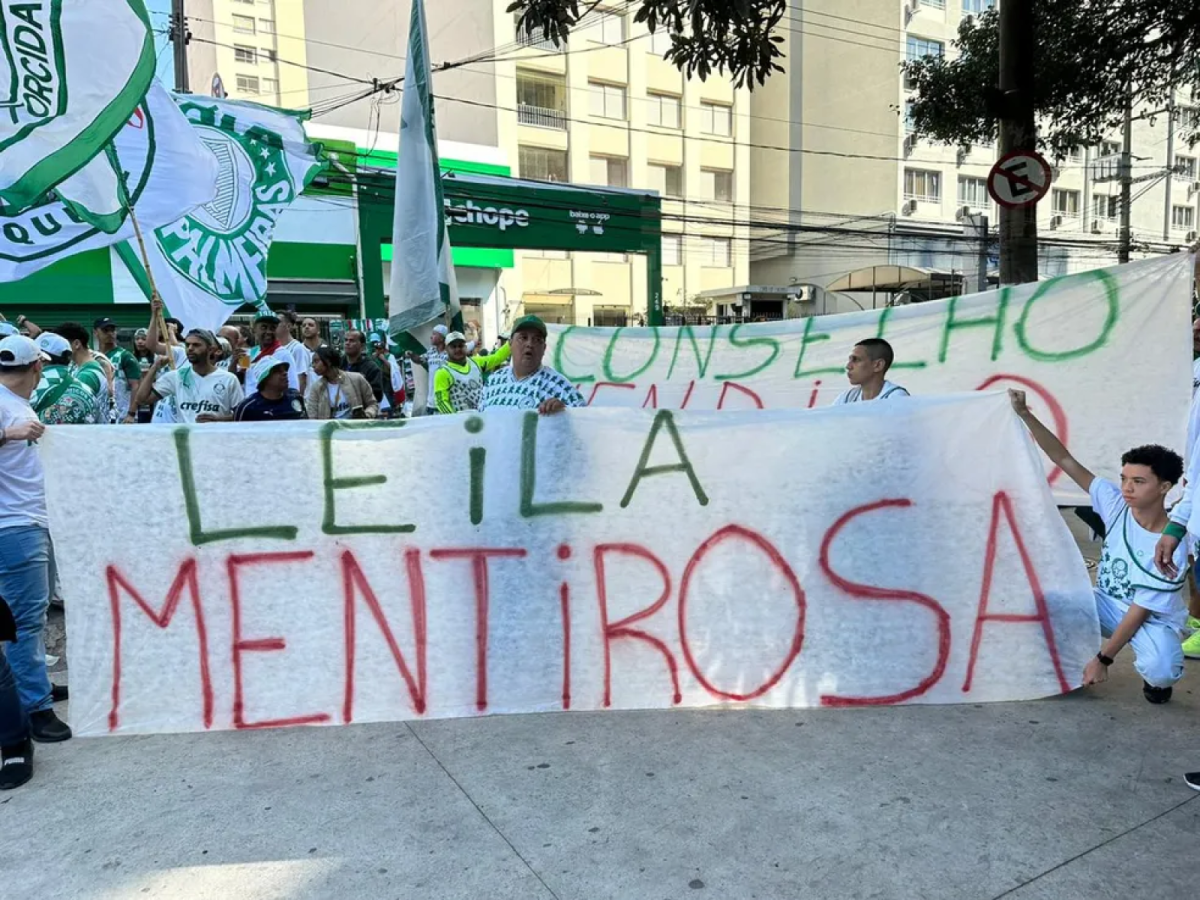 Imagen "Leila mentirosa" reza la bandera de los hinchas de Palmeiras, hartos por la falta de refuerzos. Foto: Emilio Botta