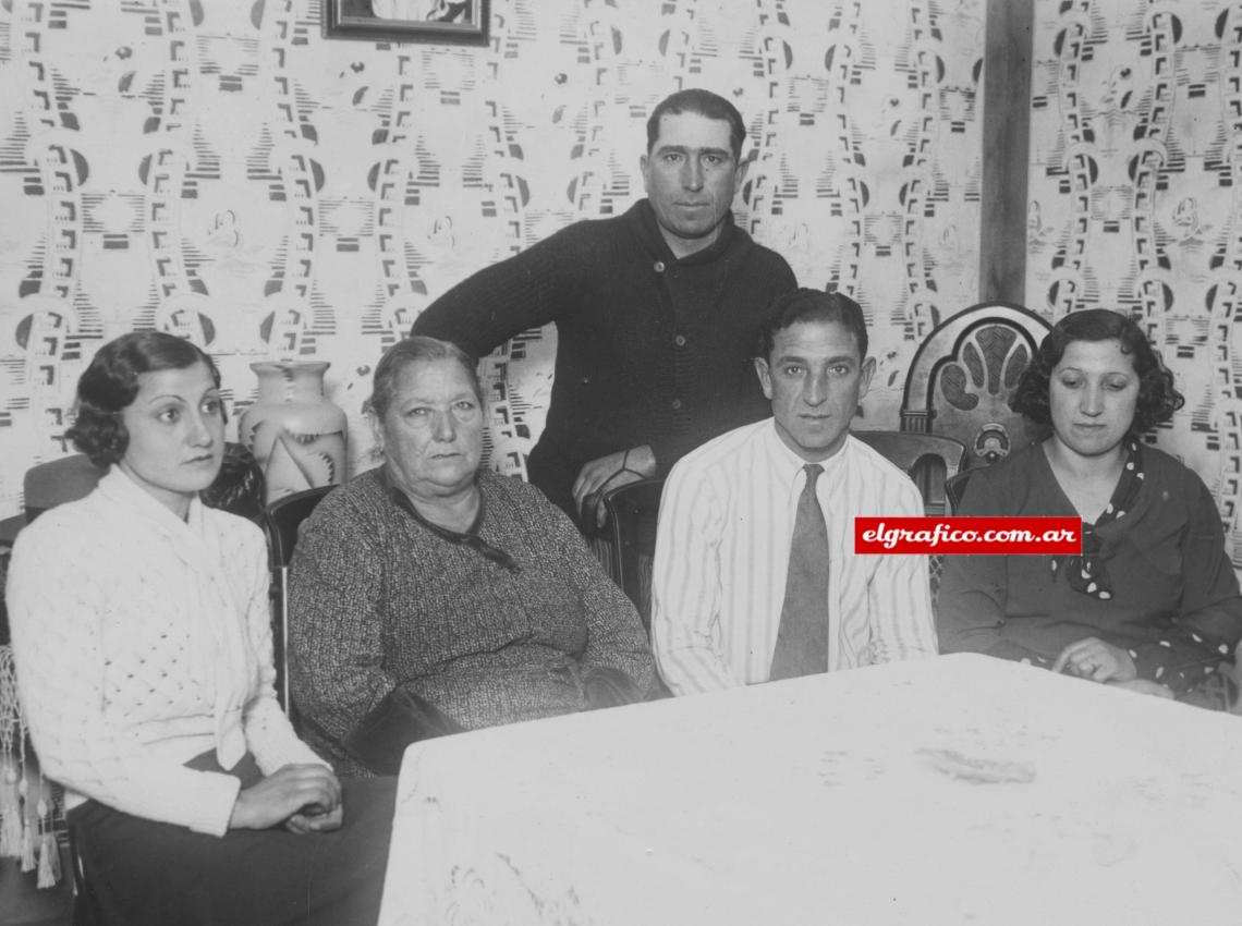 Imagen Arturo Scarcella, el popular back de Racing, a quien llaman "Pepe el Herrero", aparece aquí acompañado de algunos de sus familiares.