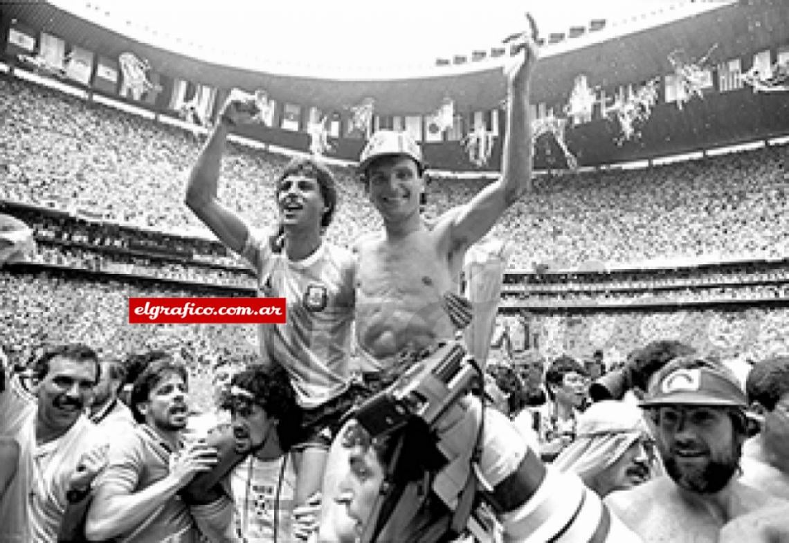 Imagen En andas en el Azteca, con José Luis Cuciuffo.