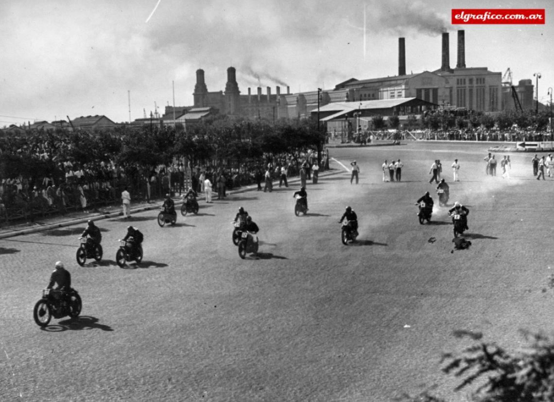 Imagen 15 de febrero 1947. Una de las úlñtimas fotos de Garabito en El Gráfico En el circuito de Retiro antes del II GP de Bs.As. de autos, se larga la carrera de motos brindando un gran espectáculo. Palazzo fallecería ese año.