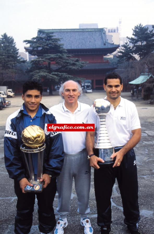 Héroes de Japón: Asad, Bianchi y Chilavert, con la Copa Intercontinental y la Toyota, en 1994.