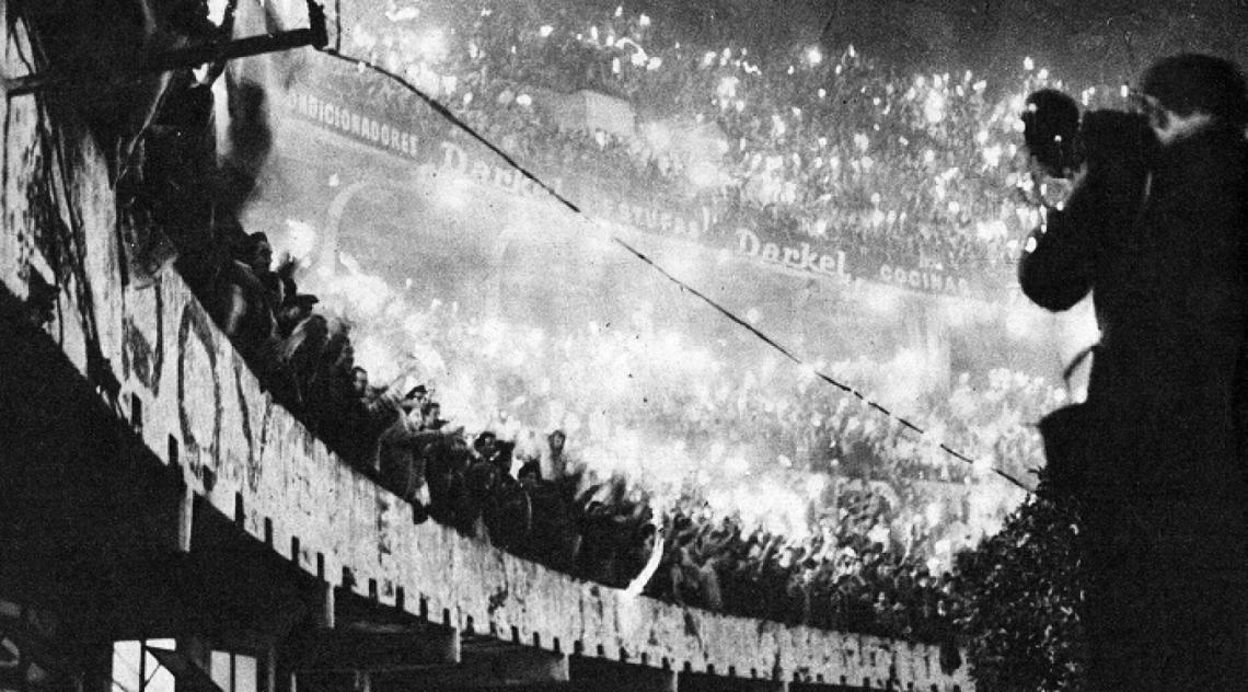 Imagen Terminado el partido se produjo la combustión espontánea: las tribunas se poblaron de antorchas improvisadas con hojas de diarios. El espectáculo fue imponente. Dantesco podría decirse. 