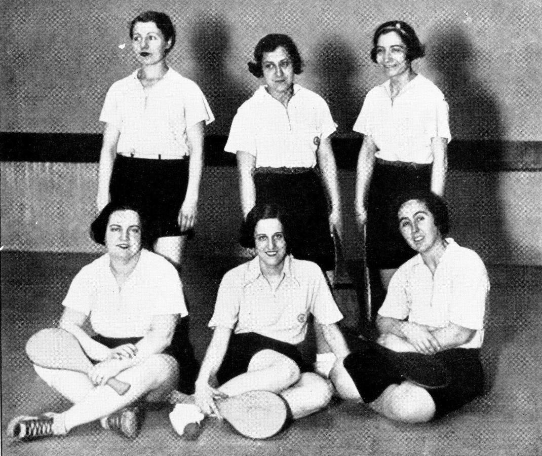 Imagen El juego de pelota a paleta empieza a hacer adeptos en las representantes del bello sexo, quienes practican con gran entusiasmo el saludable deporte. Este conjunto de jugadoras pertenece al Hindú Club. — De izquierda a derecha, de pie: G. B. de Brunetti, Aurora Casal y Angélica Fernández. — Sentadas: Lily Sanguinetti, Helena Lavayen y Magdalena Bulló