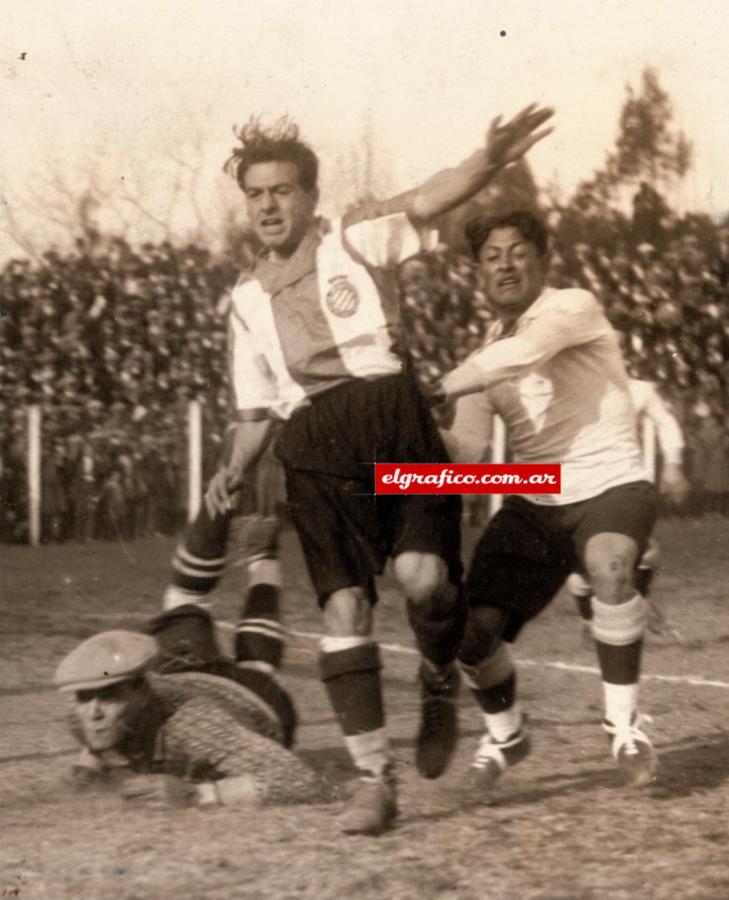 Imagen Un combinado rosarino enfrentó a otro de los clubes españoles Atlético Madrid y RCD Espanyol. En la foto arremete Gabino frente a la valla que defiende el arquero Pacheco, del Atlético Madrid.