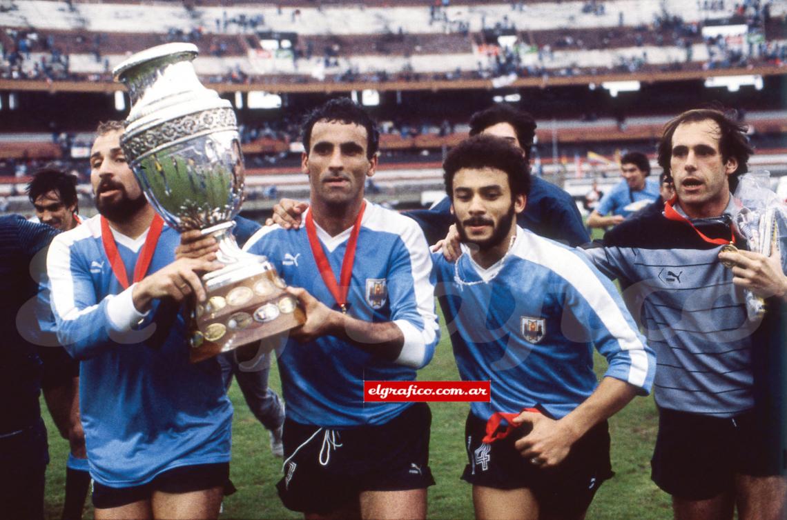 Imagen Dando la vuelta olímpica en el Monumental, tras ganarle a Chile la final de la Copa América de 1987. En la semi, habían vencido 1-0 a la Argentina campeona del mundo con un gol suyo. También conquistó la Copa América en 1983.