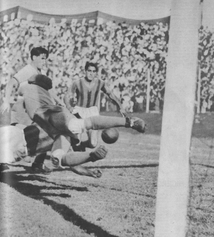 Imagen Refleja con elocuencia el peligro de la jugada y la intensidad de la acción esta notable fotografía, en la que se ve a Lángara caído luego de haber provocado una situación que se supuso habría de terminar en gol. Dicho jugador disputó la pelota con Barrionuevo, se la llevó con un "taquito" y perdió el equilibrio. Aquella saldrá del field sin que Bongiovanni ni Núñez alcancen a tocarla.