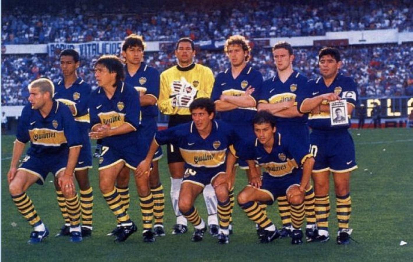Imagen Torneo Apertura 1997: último partido de Maradona como profesional. A un lado, Arruabarrena. Martín Palermo hizo el gol de la victoria 2-1 contra River y Riquelme reemplazó al 10 en el entretiempo 