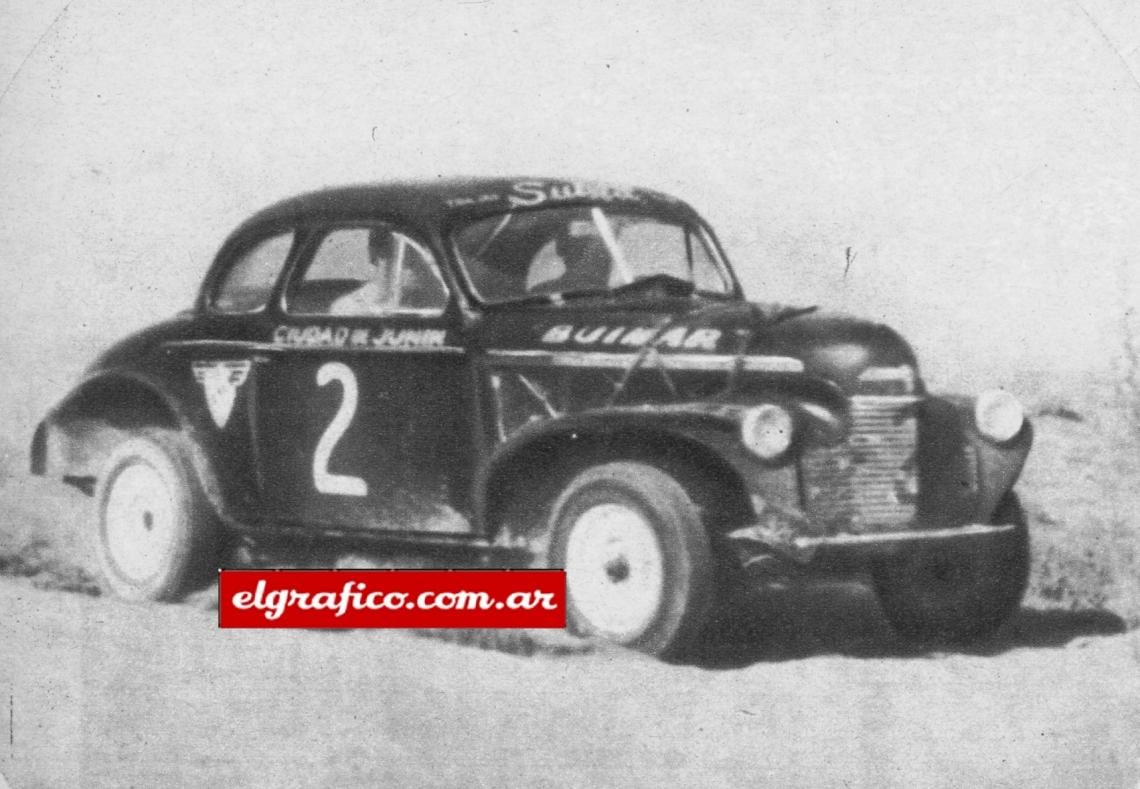 El Chevrolet de Eusebio Marcilla en plena marcha durante la primera etapa en la que perdió unos minutos al comienzo y llegó a recuperar posiciones hasta llegar al segundo puesto en la jornada.