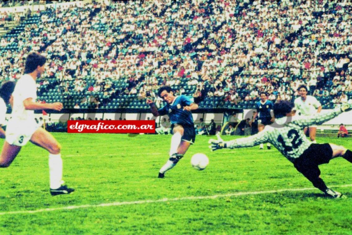 Imagen El gol de Pedro Pasculli a Uruguay, fue triunfo por 1 a 0 y pase a cuartos.