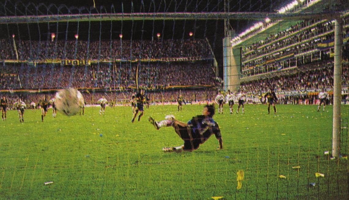 Cedrés marca el 2 a 1 parcial para Boca, de penal.