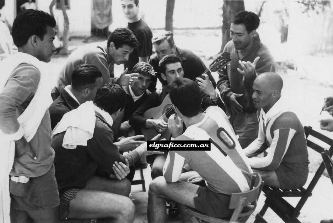 Ronda de canto. Parado a la izquierda el paraguayo Felix Arambulo; de frente Bernao, Ferreiro, Decaria (con guitarra verdadera), Navarro con guitarra imaginaria y el uruguayo Tomas Rolán.