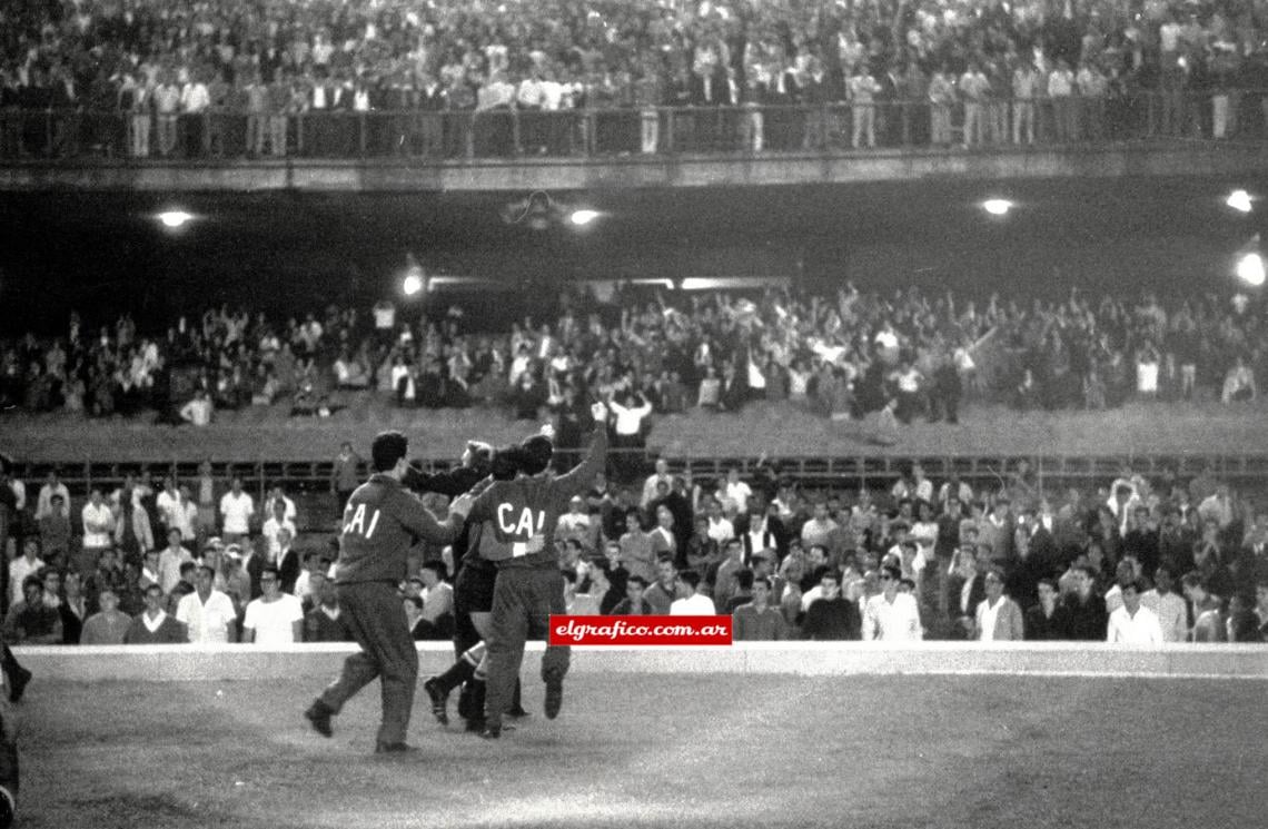 Imagen Cuerpo técnico festeja junto a los miles de hinchas que viajaron a Brasil.