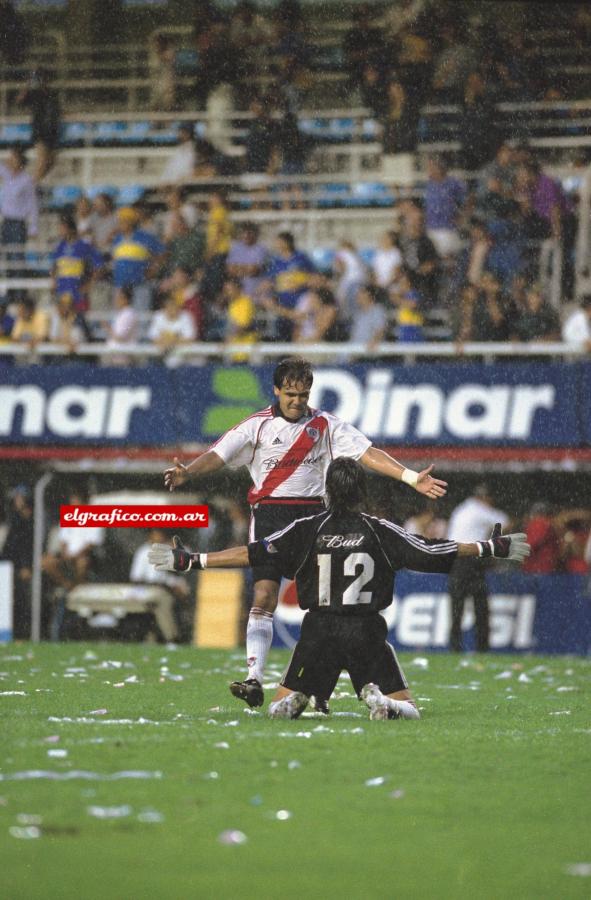 El abrazo con Celso Ayala, apenas consumada la goleada sobre Boca.