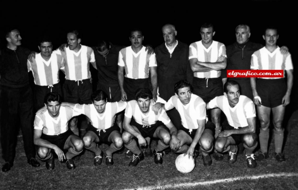 Imagen El equipo argentino, que se consagró campeón en Chile tras vencer 1-0 al local en el cierre. Arriba, desde la izq.: Lombardo, Musimessi, Stábile (DT), Dellacha, Balay, Vairo, Gutiérrez. Abajo: Micheli, Cecconato, Borello, Labruna, Cucchiaroni.