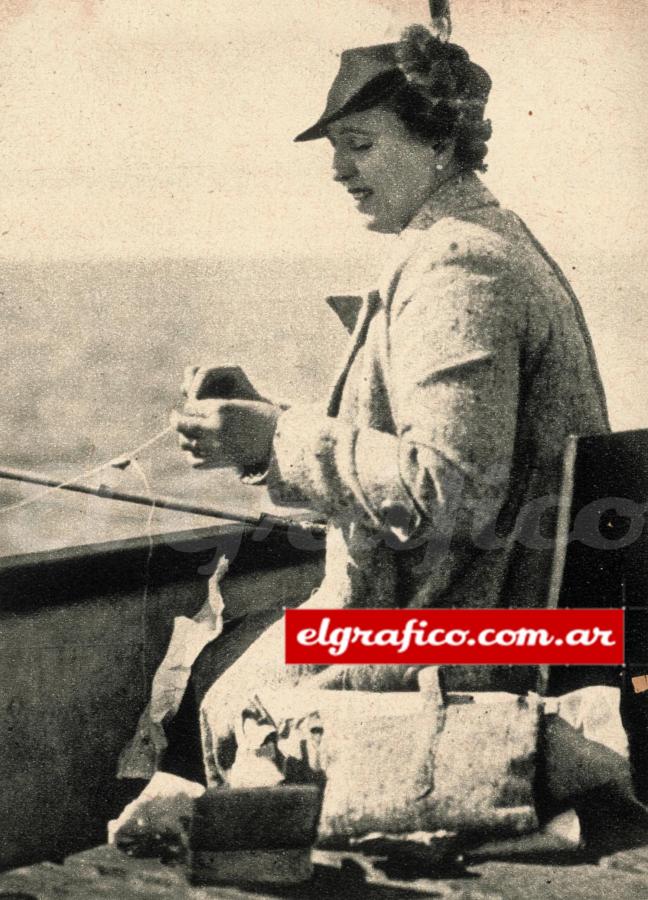 Imagen La señora Amelia S. de Auslander preparando su línea. La nota ha sido obtenida en el muelle del Club de Pescadores, al cual acuden numerosos aficionados.