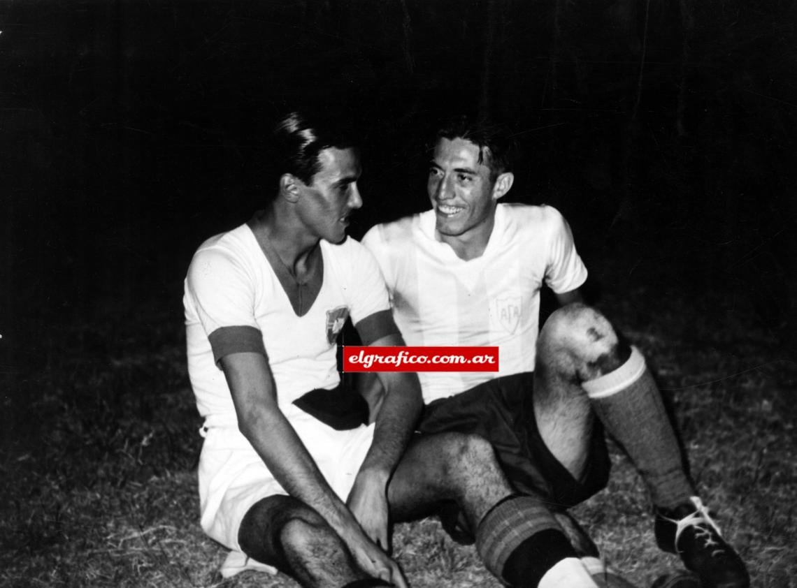 Imagen El centre forward brasileño Cardeal con el half argentino Celestino Martínez. Los dos jugaron un gran partido.